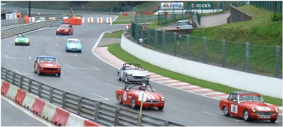 Yes, you see correct. That's the saftey car at the back on the rolling start lap & John Faux ( 3rd last ) won this race !